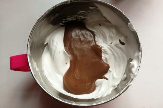 先打发100克的淡奶油，再加入冷藏好的巧克力奶油继续打发均匀