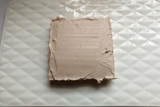 接着在蛋糕片表面抹上一层巧克力奶油