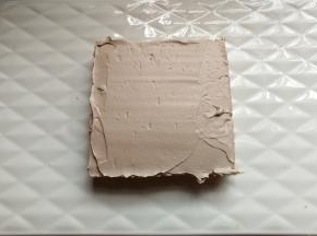接着在蛋糕片表面抹上一层巧克力奶油