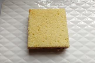 再盖上第二层蛋糕片，继续抹上一层巧克力奶油