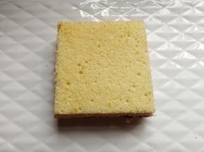再盖上第二层蛋糕片，继续抹上一层巧克力奶油