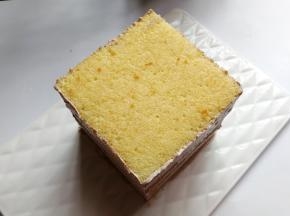依次叠加六层蛋糕片，要使蛋糕体的高度和蛋糕体的边长一样，最后再把四周多余的奶油用抹刀刮刀稍微带平整，再放入冰箱先冷藏一下