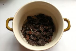 最后再来做巧克力抹酱：巧克力先切成碎块，再加入玉米糖浆