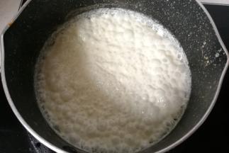 淡奶油倒入奶锅中烧开