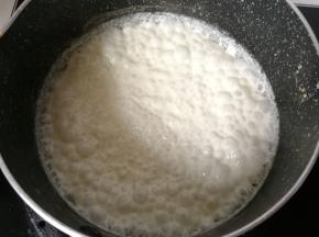 淡奶油倒入奶锅中烧开
