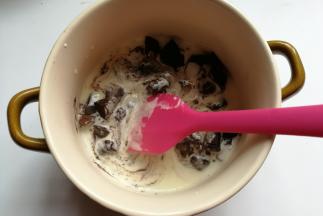 把烧开的淡奶油倒入巧克力中泡上一两分钟，再用搅拌刀搅拌巧克力让它彻底融化