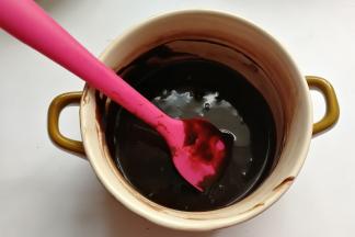 把拌好的巧克力抹酱盖上保鲜膜，放入冰箱冷藏两小时左右