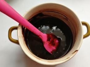 把拌好的巧克力抹酱盖上保鲜膜，放入冰箱冷藏两小时左右