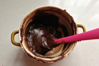 冷藏后的巧克力抹酱是这种浓稠顺滑质地