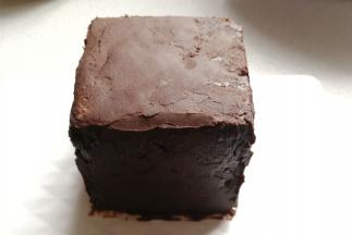 取出蛋糕体把巧克力抹酱均匀的抹满整个蛋糕体