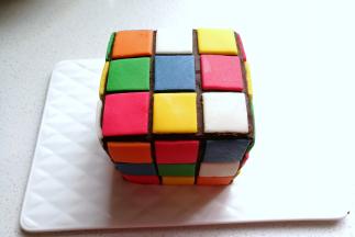 依次贴完所有的翻糖方块后，用刮板稍微按压整理下，一个栩栩如生的魔方蛋糕就完成啦！