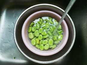 剥好蚕豆仁冲洗干净