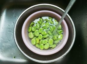 剥好蚕豆仁冲洗干净