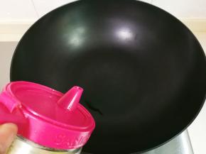 锅热倒入适量食用油