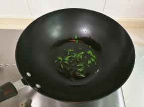 放入小葱煎出香味