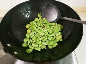 翻炒至蚕豆剪开的口子都张开