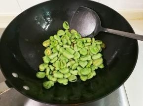 翻炒至蚕豆剪开的口子都张开