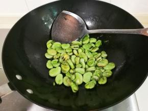 翻炒片刻至盐完全融化出锅