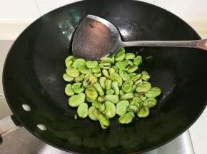 翻炒片刻至盐完全融化出锅