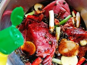 倒入生抽，老抽和几滴柠檬汁（调味料按自己的口味放）