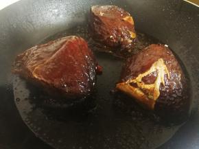 油温八分热后，放入腌制好的牛肉，中火煎至牛肉每一面都有一点焦色