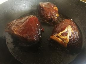 油温八分热后，放入腌制好的牛肉，中火煎至牛肉每一面都有一点焦色