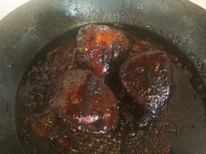 把腌制牛肉的卤倒进锅里，加一点点水，大火烧开后，小火闷，期间经常翻面，让牛肉每一面都均匀受热