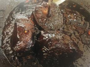 闷至牛肉用筷子可以轻松的戳到底，大火收汁