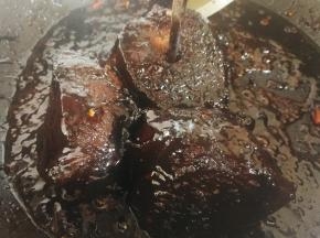闷至牛肉用筷子可以轻松的戳到底，大火收汁