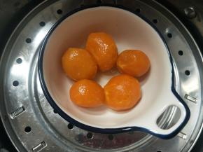 咸蛋黄上锅蒸15分钟。