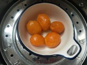 咸蛋黄上锅蒸15分钟。