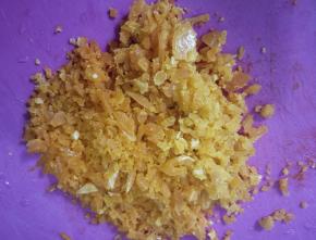 取出将咸蛋黄切碎。