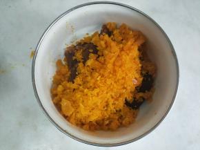 拌入樱桃黄金酥馅中拌匀。