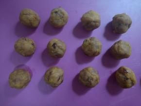 将拌匀的蛋黄樱桃黄金酥馅分成20克一份，滚圆盖保鲜膜备用。