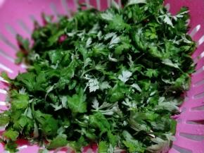 艾草取叶，洗干净。