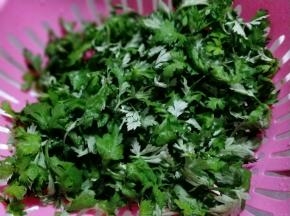 艾草取叶，洗干净。