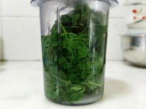 将艾草加230克70度左右的热水一起榨成艾草泥。