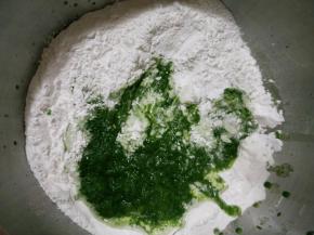 将糯米粉、澄粉和粘米粉混合均匀，加入艾草泥揉匀。