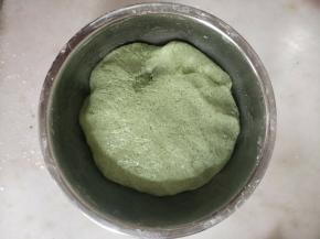 揉成不粘手的面团。