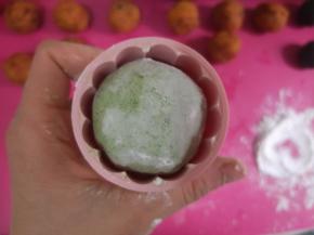 将面团放入干粉中滚一圈，放入月饼模具。