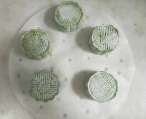 轻轻按出花纹。