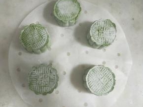 轻轻按出花纹。