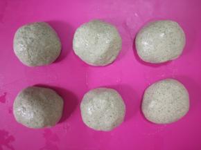 将面团分成30克一份，滚圆盖保鲜膜。