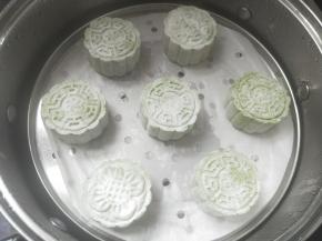 烧一锅热水，水开后放入青团，蒸15分钟。