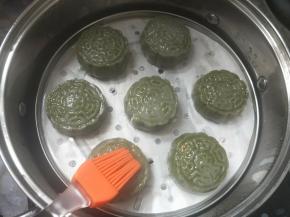 蒸好后刷一层玉米油防粘。