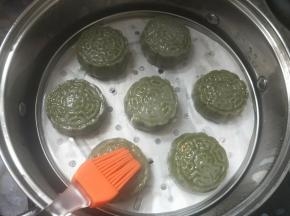 蒸好后刷一层玉米油防粘。