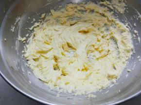 室温软化的黄油加入盐，糖粉，翻拌几下，开打蛋器把黄油打发，分次加入蛋液搅打，直到完全融合再加入蛋液。