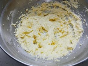 室温软化的黄油加入盐，糖粉，翻拌几下，开打蛋器把黄油打发，分次加入蛋液搅打，直到完全融合再加入蛋液。
