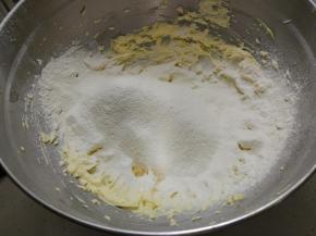 奶粉和面粉混匀，过筛后加入，用翻拌和压拌的手法揉成团，无干粉就可以了，放冰箱冷藏1小时。