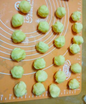 带上一次性手套，馅15克一个，皮18克一个，分割好揉圆。